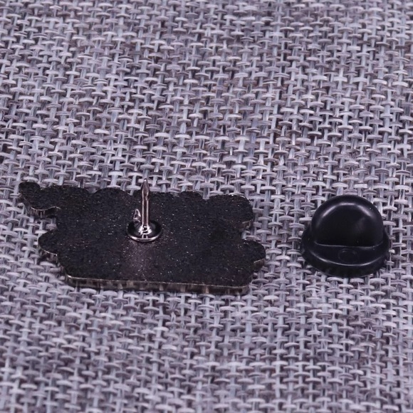 Friends TV Pivot Couch Enamel Pin - Picture 2 of 2